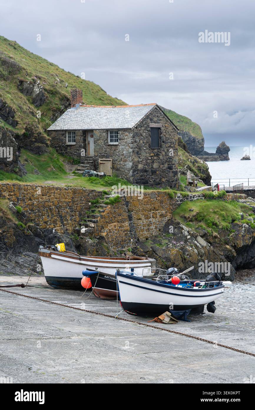 Le Net Loft (ou Harbour Cottage) est un bâtiment classé Grade II à Mullion Cove Harbour et l'un des bâtiments les plus photographiés de Cornouailles, en Angleterre Banque D'Images