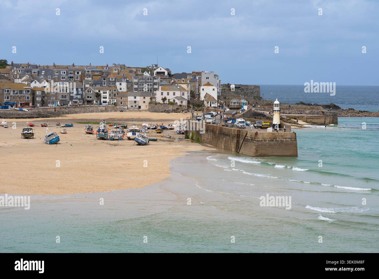 La marée entrant dans le port de marée pittoresque de St Ives avec l'eau turquoise de la baie et des toits d'ardoise et des chalets de fisher, Cornwall, Royaume-Uni Banque D'Images