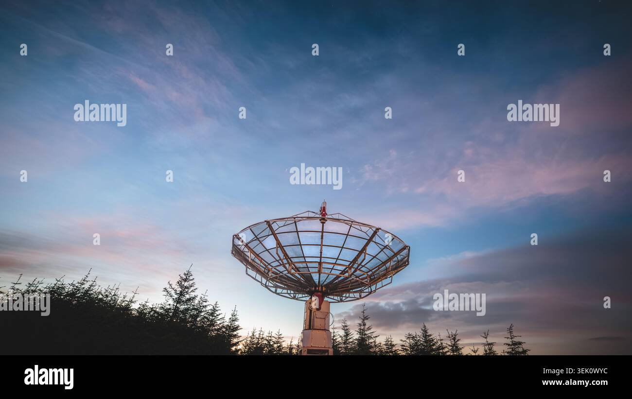 Observatoire de Kielder dans la forêt et le ciel sombre du Northumberland, mai 2026 Banque D'Images
