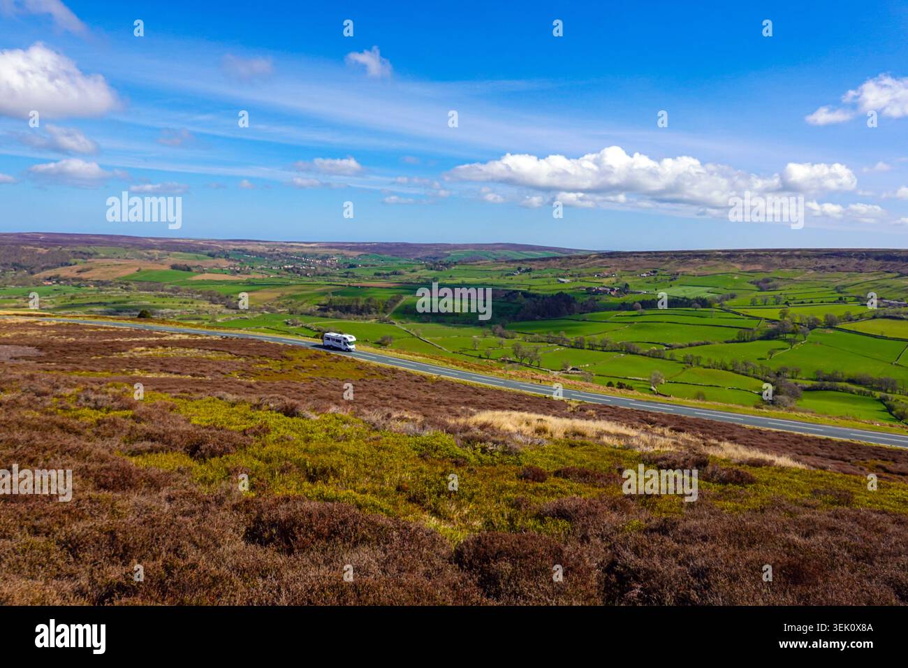 Camping-car blanc sur le parc national de North York Moors, au-dessus de Castleton, North Yorkshire, Angleterre, Royaume-Uni Banque D'Images