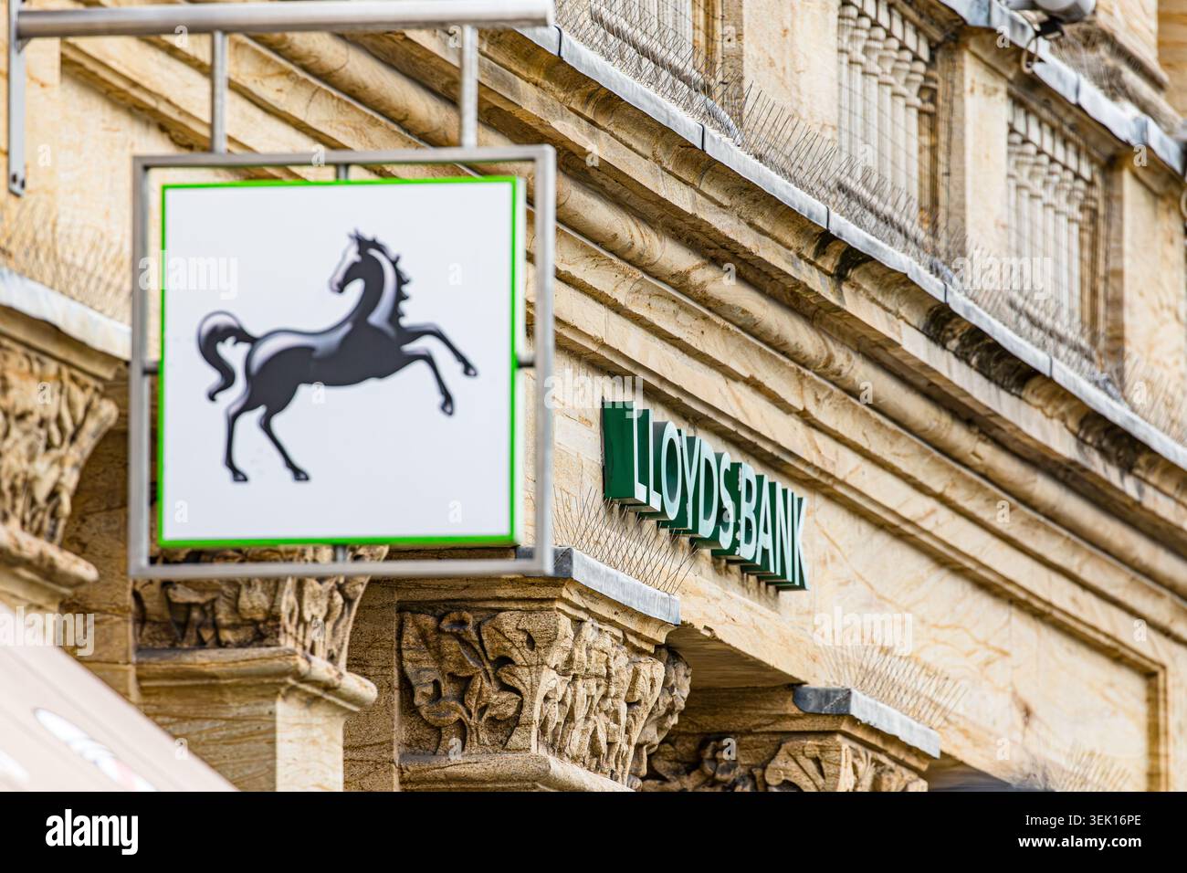 Le nom et la marque de la Lloyds Bank sont affichés sur la façade d'une succursale bancaire au Royaume-Uni Banque D'Images