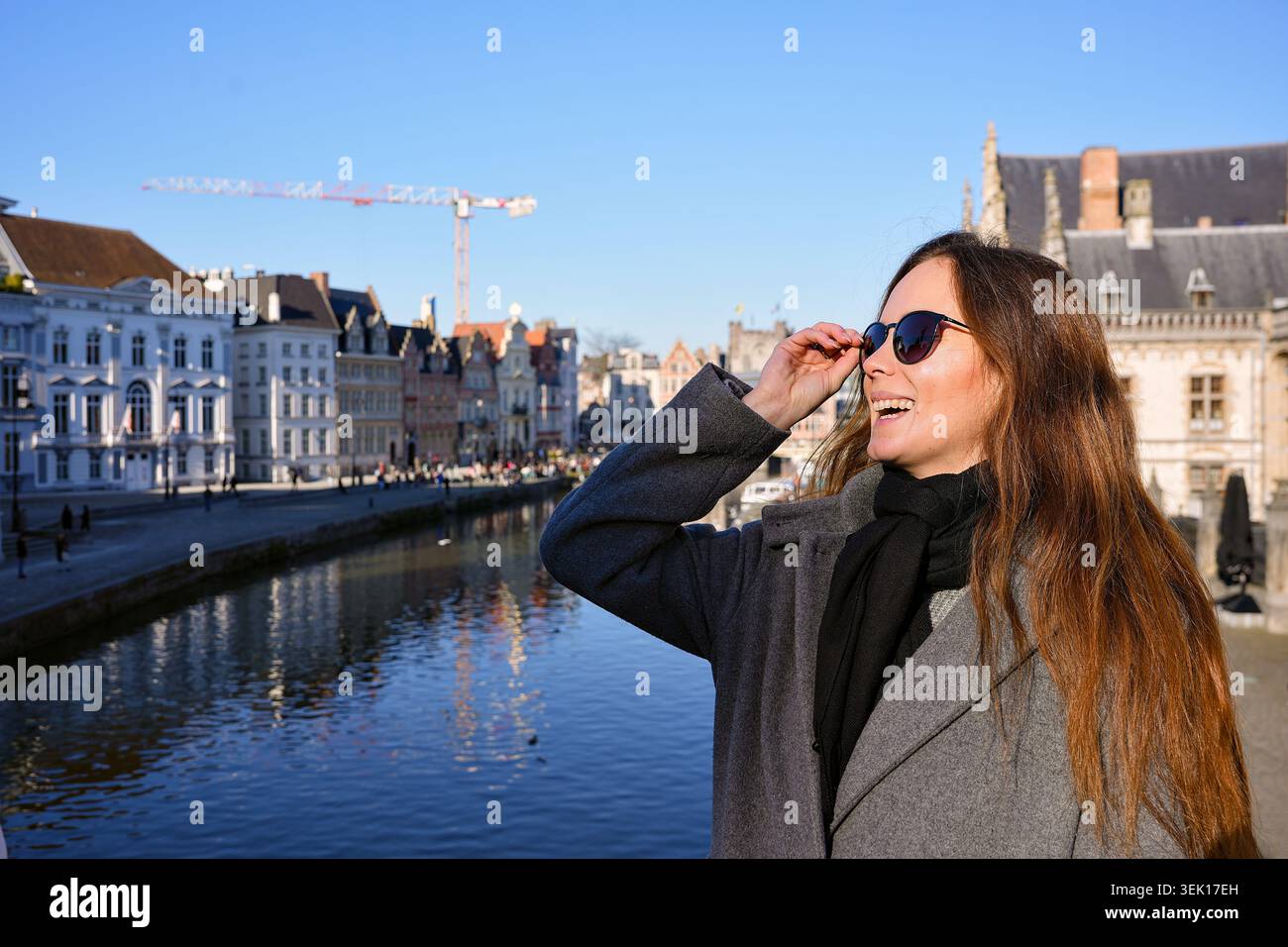 Femme lunettes de soleil canal voyage style de vie Gand Belgique Banque D'Images