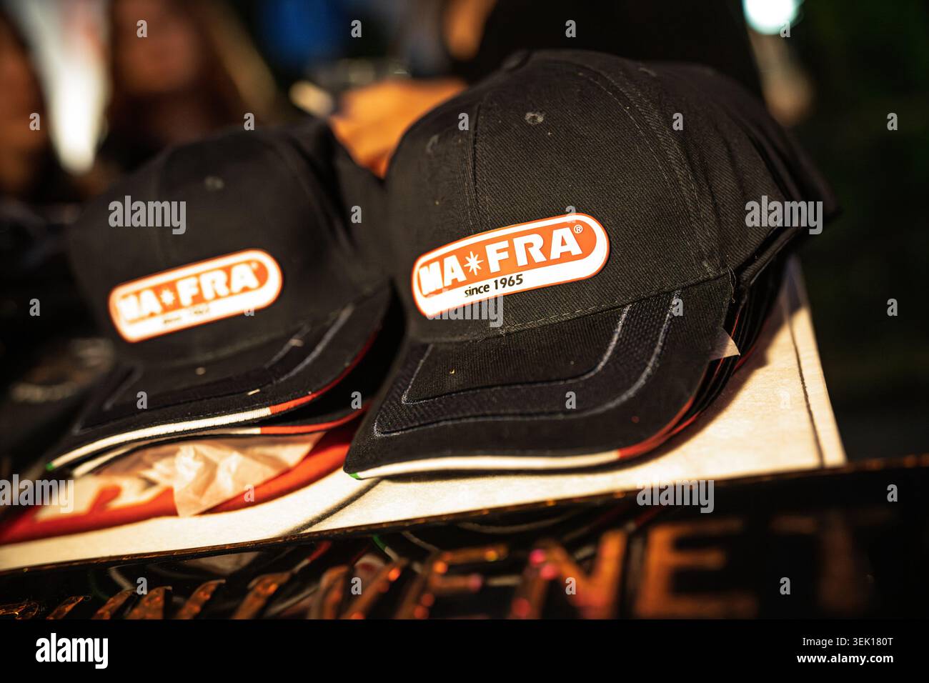 Rome, italie 29 mai 2026 : casquettes de baseball de marque ma-fra exposées avec logo et slogan depuis 1965 pour la vente au détail promotionnelle et le merchandising d'entreprise pu Banque D'Images