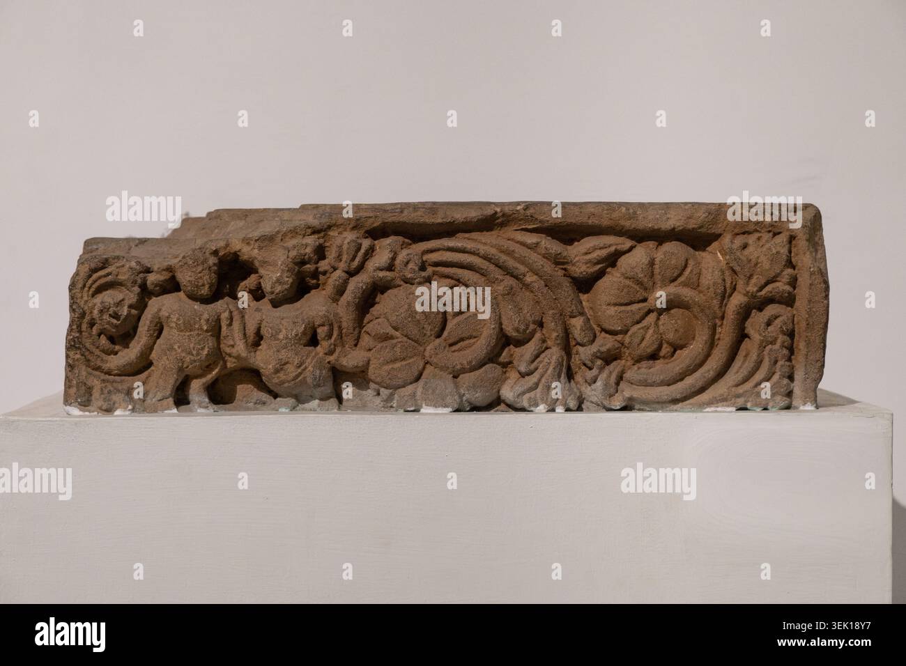 Kinnaras. Gupta, 5ème siècle après JC. Pierre. Tumain, Madhya Pradesh. Hauteur : 16,0 cm, largeur : 54,5 cm, profondeur : 34,0 cm. Banque D'Images