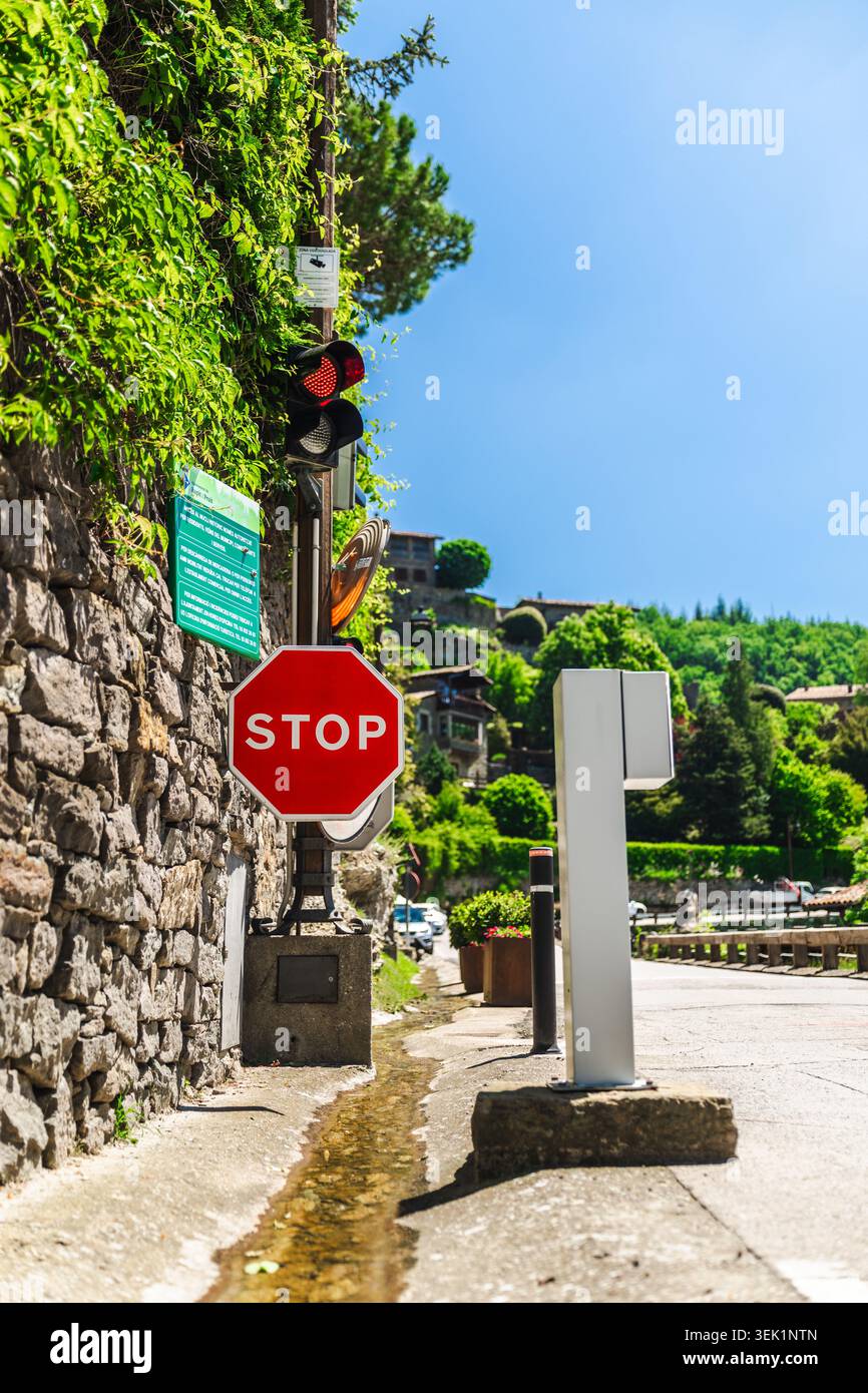 Rupit, Espagne, 20 mai 2026 : panneau d'arrêt et système de contrôle de la circulation à l'entrée du village à Rupit, Catalogne, Espagne Banque D'Images
