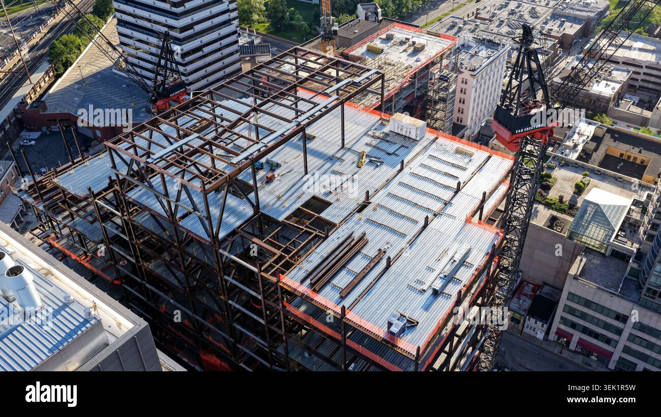 Vue aérienne de la charpente d'acier s'élevant au projet de construction HELIX au centre-ville du Nouveau-Brunswick, New Jersey Banque D'Images