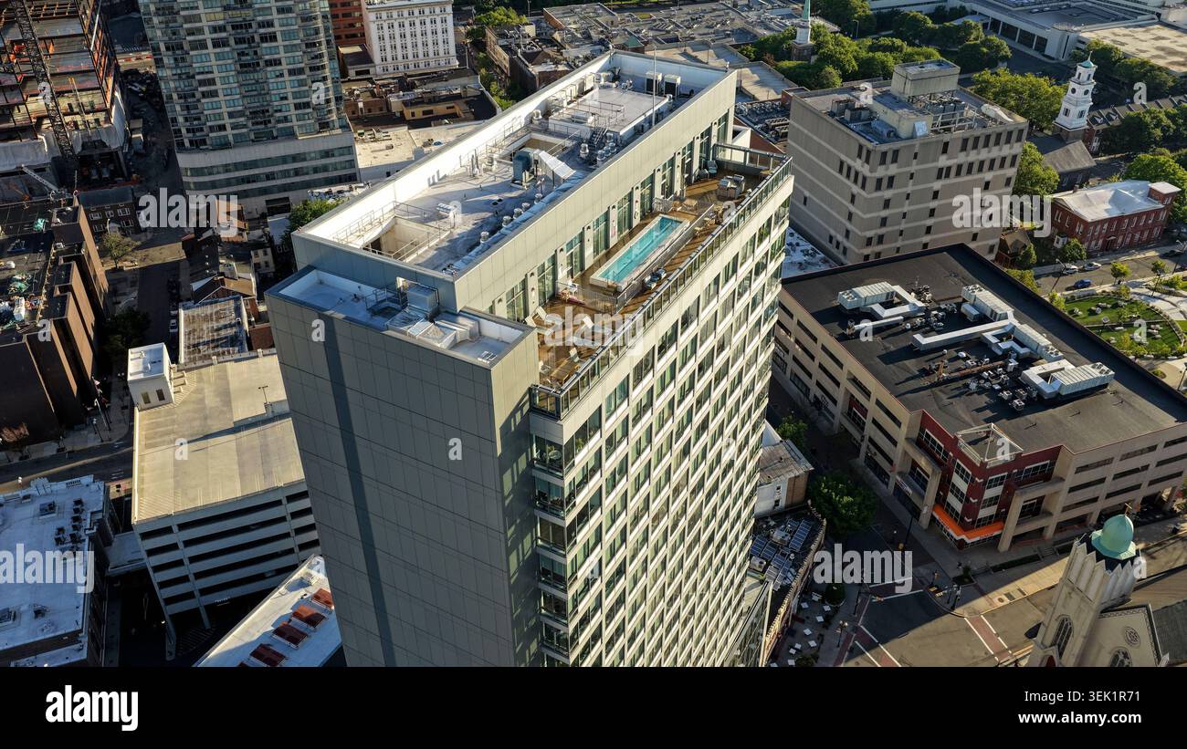 Vue ériale d'une tour résidentielle moderne avec piscine sur le toit dans le centre-ville de New Brunswick New Jersey Banque D'Images