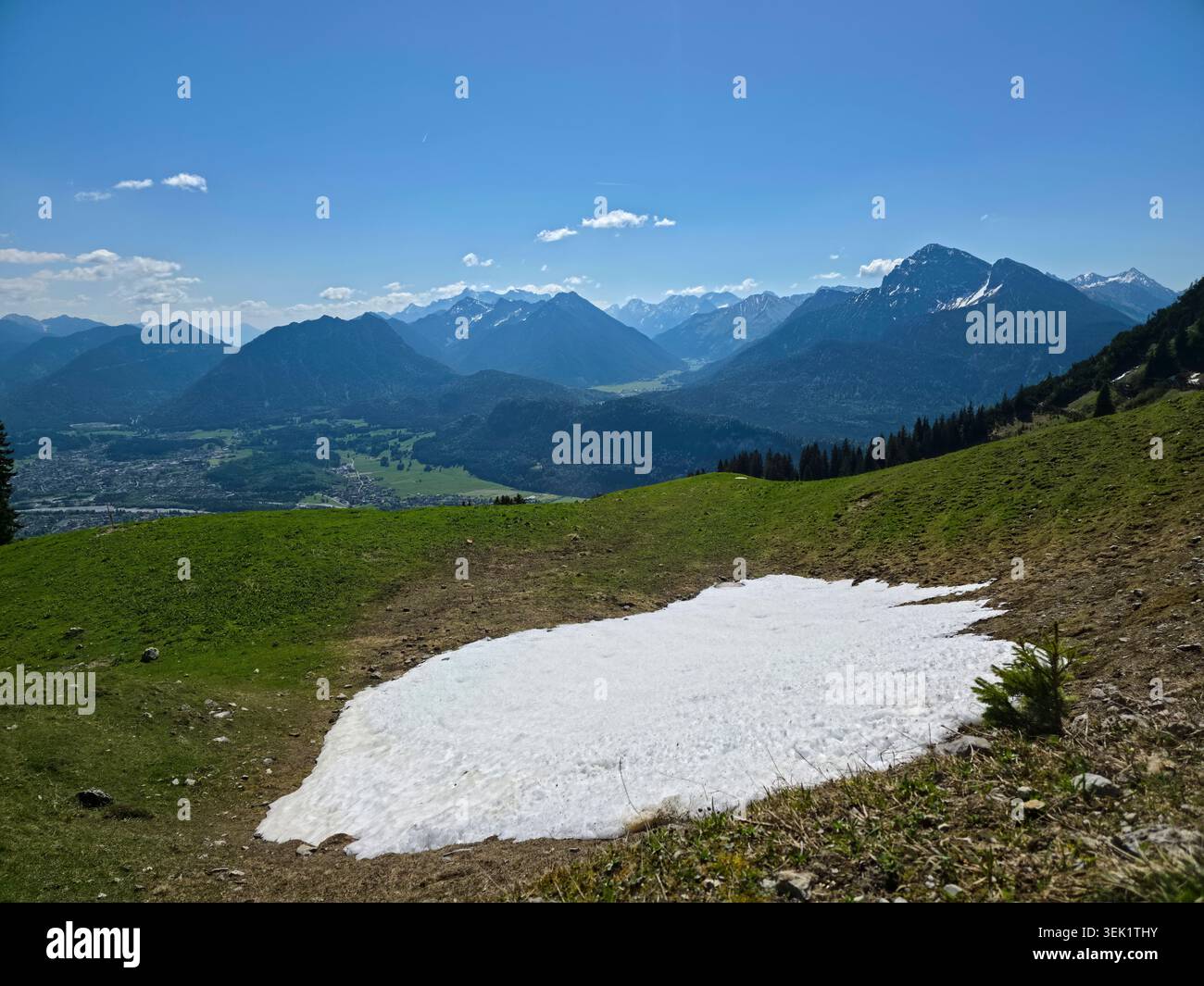 Autriche, zone de loisirs alpine exceptionnelle avec des champs enneigés, des forêts de prairies verdoyantes et des villages de montagne pittoresques Banque D'Images