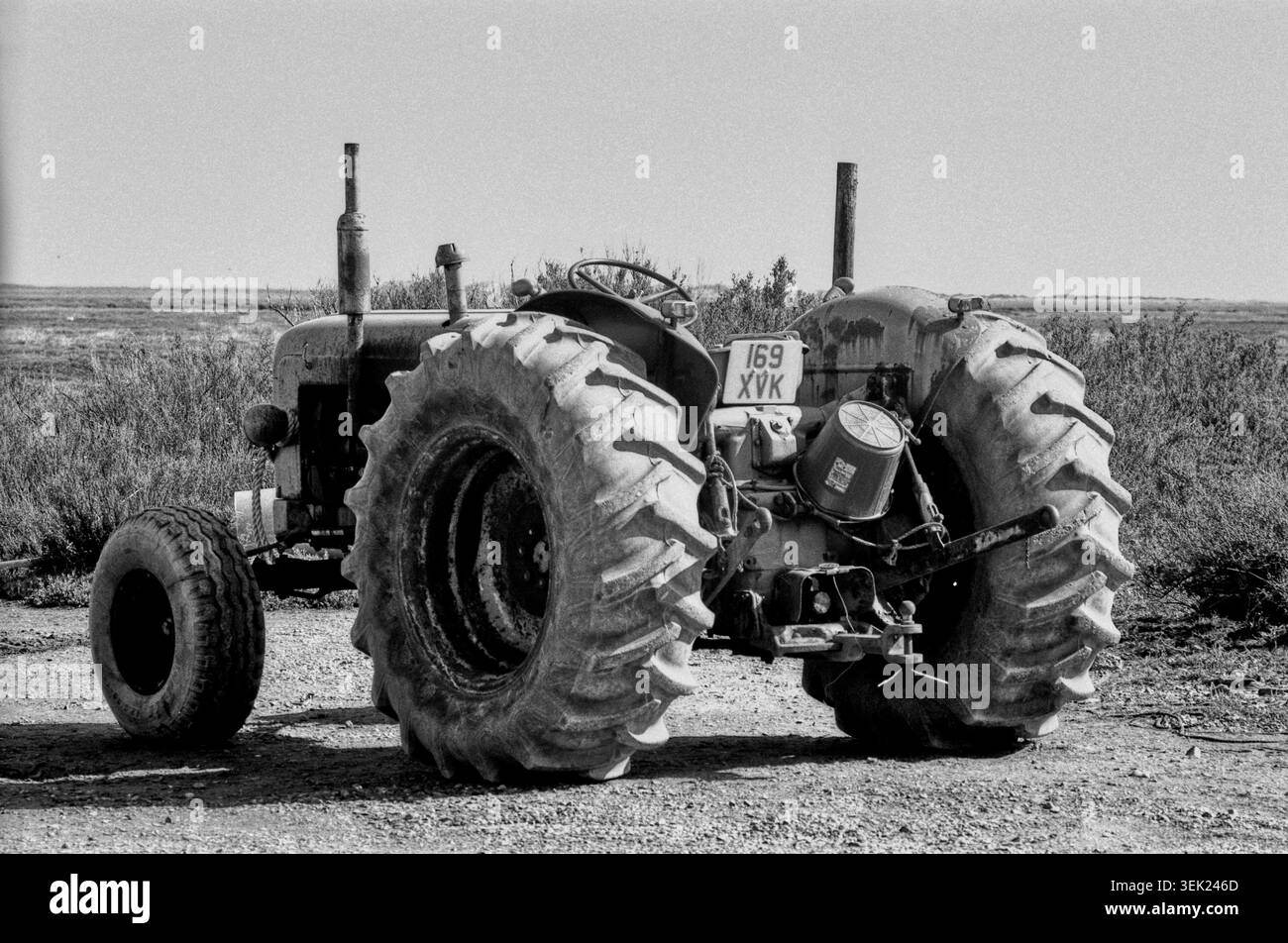 Vieux tracteur utilisé par les pêcheurs à Brancaster Staithe dans le Norfolk tourné sur film mono Banque D'Images