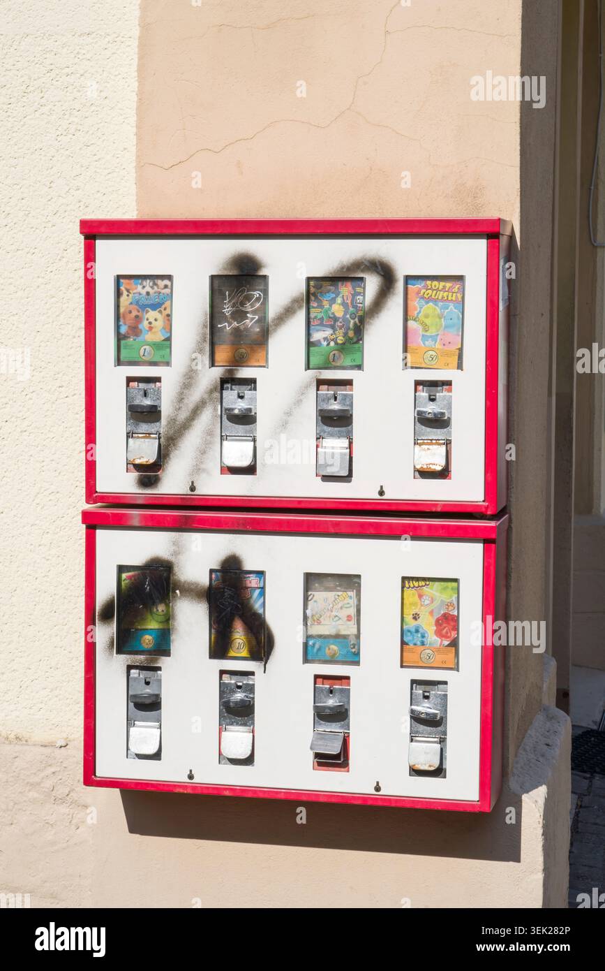 Une machine à chewing-gum nostalgique est enduite de graffitis, Warburg, Rhénanie du Nord-Westphalie, Allemagne, Europe Banque D'Images