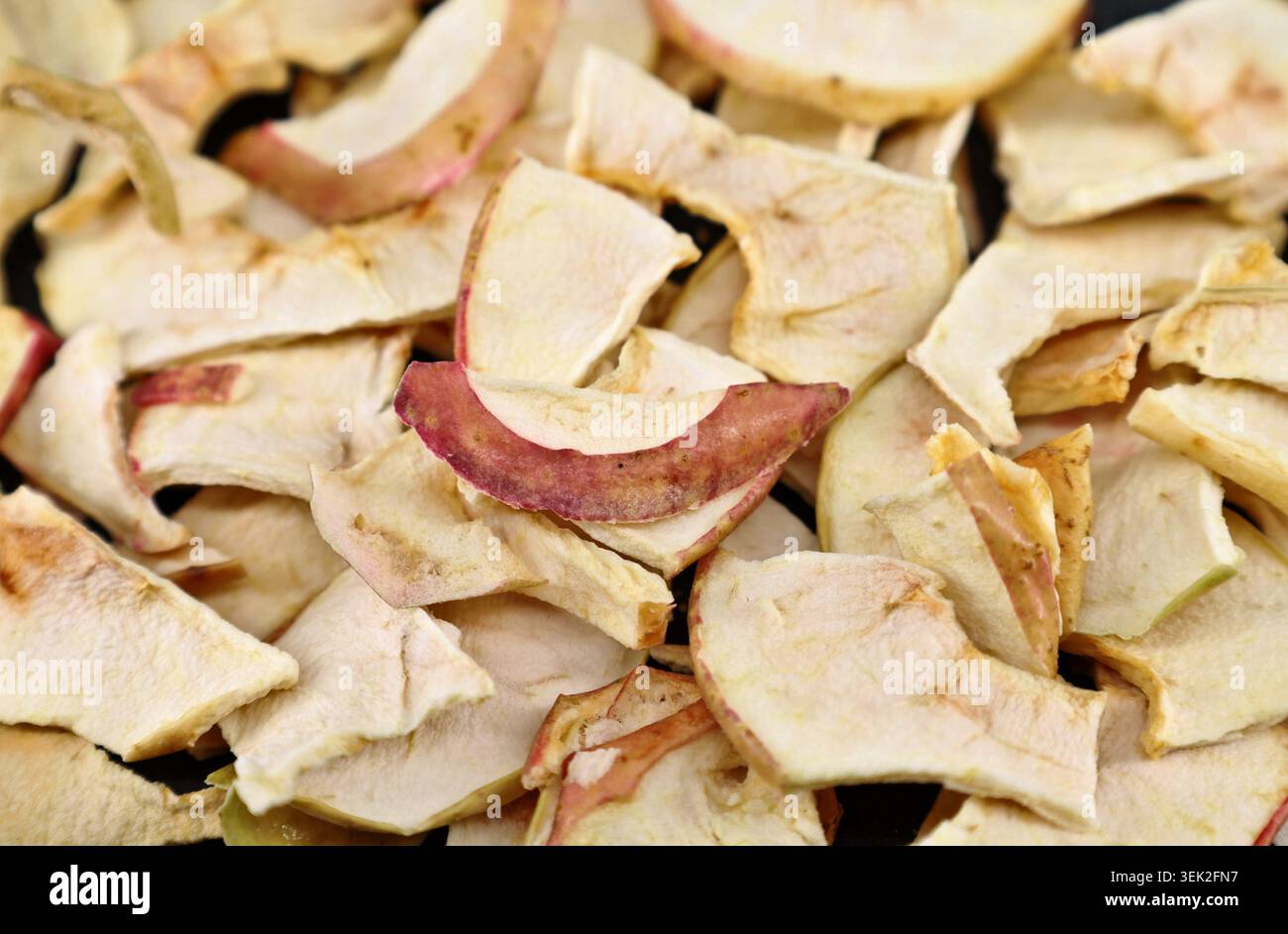 Tranches de pommes biologiques séchées maison. Plein cadre, arrière-plan et texture. Banque D'Images