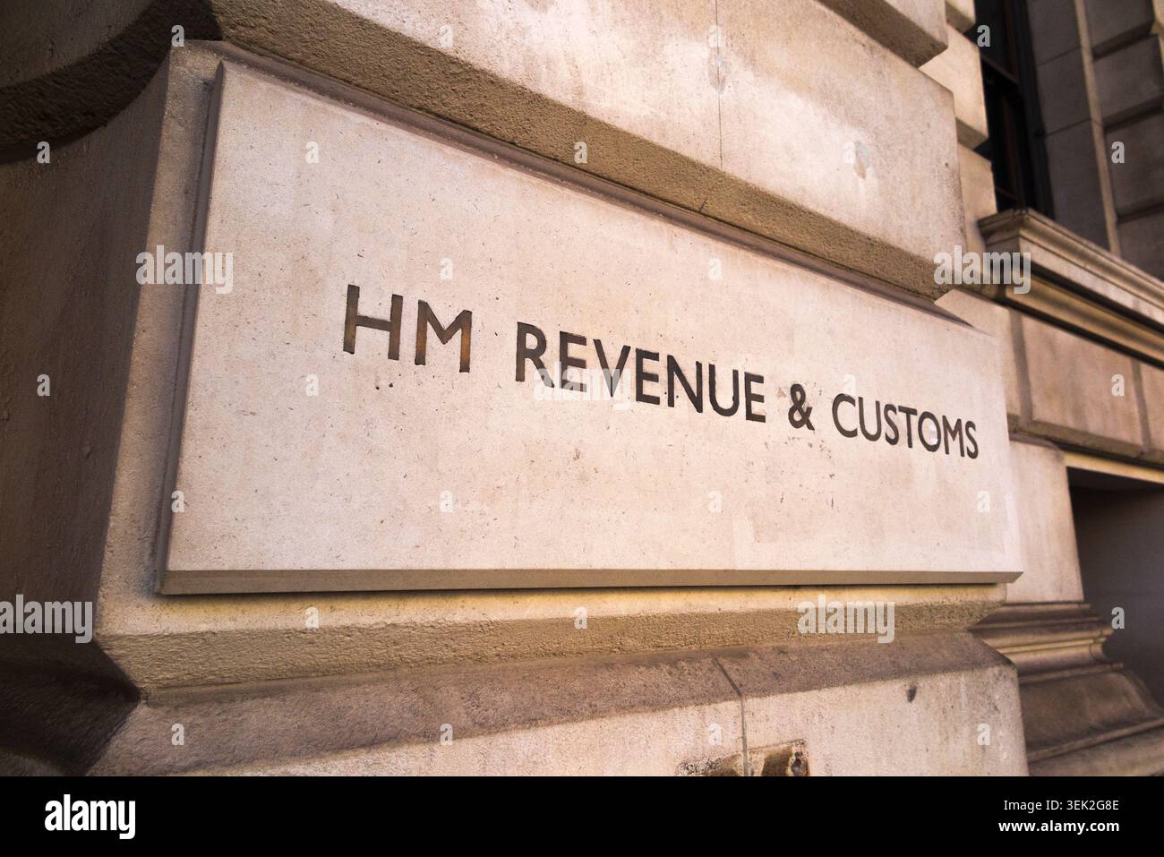 Lettrage sur le bâtiment du siège social HMRC (impôt / fiscalité) du Revenu et des douanes de sa Majesté ; 100 rue Parliament. Londres. SW1A 2BQ. ROYAUME-UNI. (148) Banque D'Images