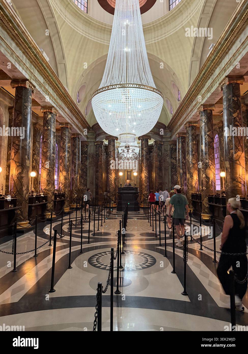 ORLANDO, FL - 31 mai 2026 : une vue grand angle de la grande salle de marbre à l'intérieur de Gringotts Wizarding Bank au Wizarding World of Harry Potter. Banque D'Images