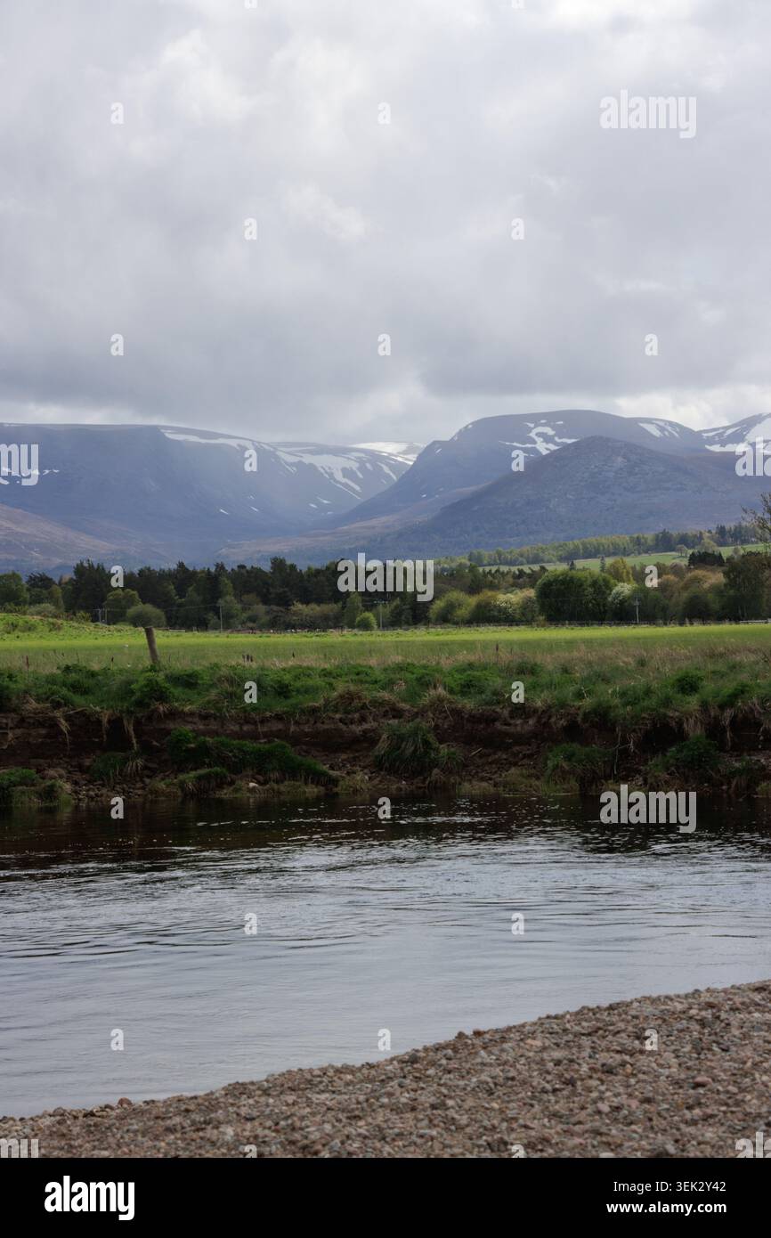 Rivière Spey coulant à travers la vallée avec le col de montagne de Lairig Ghru en arrière-plan, Aviemore, Écosse Banque D'Images