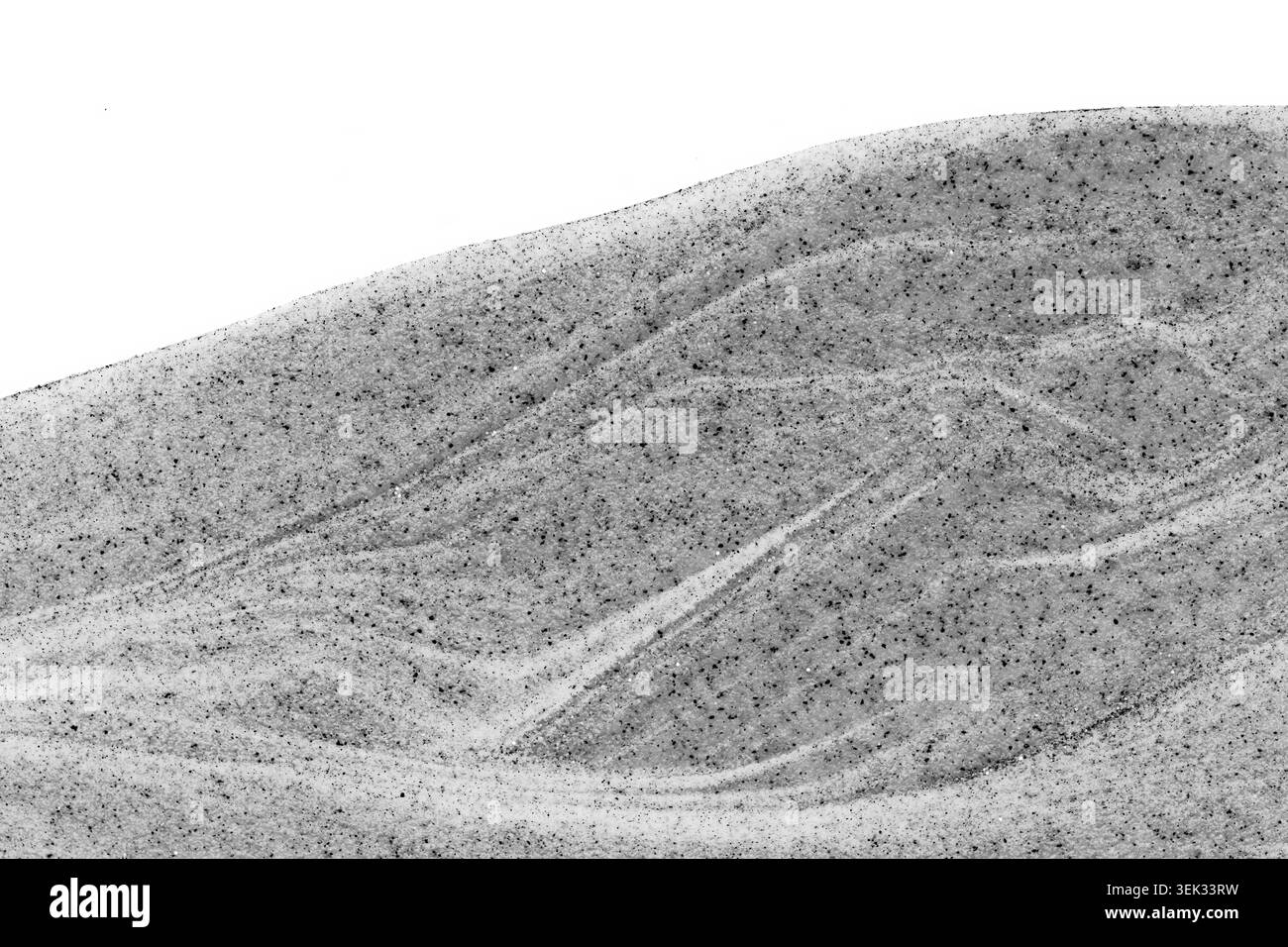 Fond minimaliste abstrait monochrome mettant en valeur des dunes de sable texturées isolées sur un ciel blanc Banque D'Images