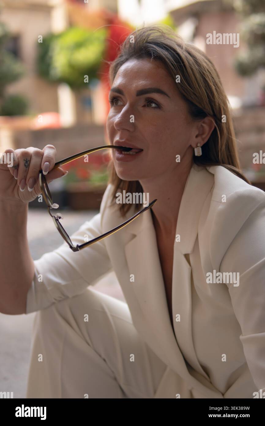 Jeune femme d'affaires ou cadre prenant un moment à l'extérieur de son emploi du temps chargé, en réfléchissant profondément sur les idées et les plans d'avenir, créant un moment de th Banque D'Images
