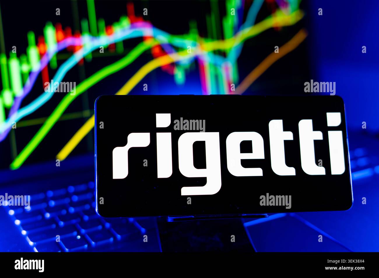 Logo Rigetti Computing affiché sur un téléphone portable avec fond de graphique de performance boursière et interface graphique de trading Banque D'Images