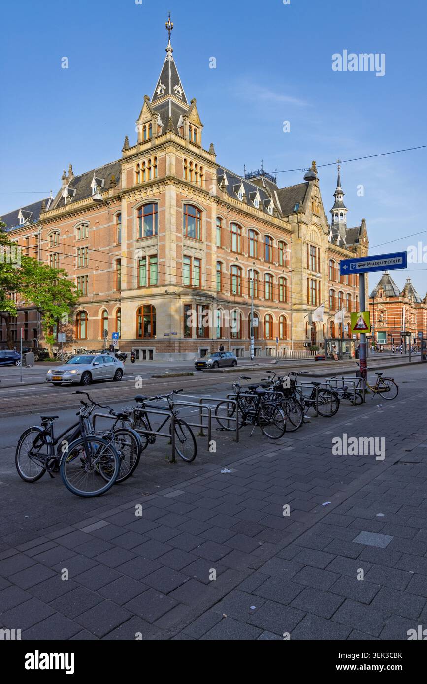 Amsterdam, pays-Bas - 23 mai 2026 : architecture historique majestueuse et vélos traditionnels hollandais garés au coin de la rue près du célèbre Museu Banque D'Images