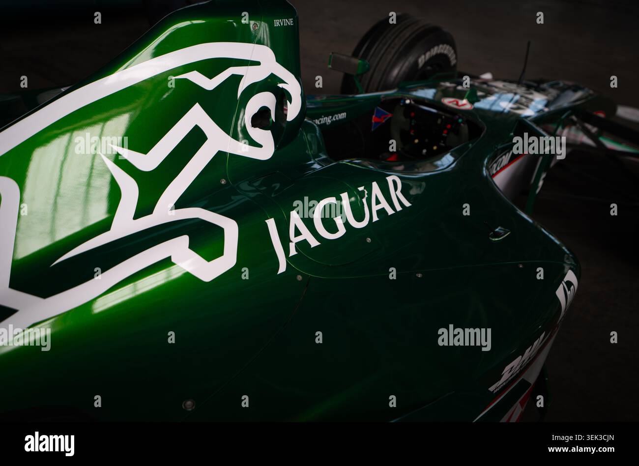 Eddie Irvine Jaguar F1 car dans le célèbre vert de course britannique avec logo de chat sautant exposé à Bicester Banque D'Images