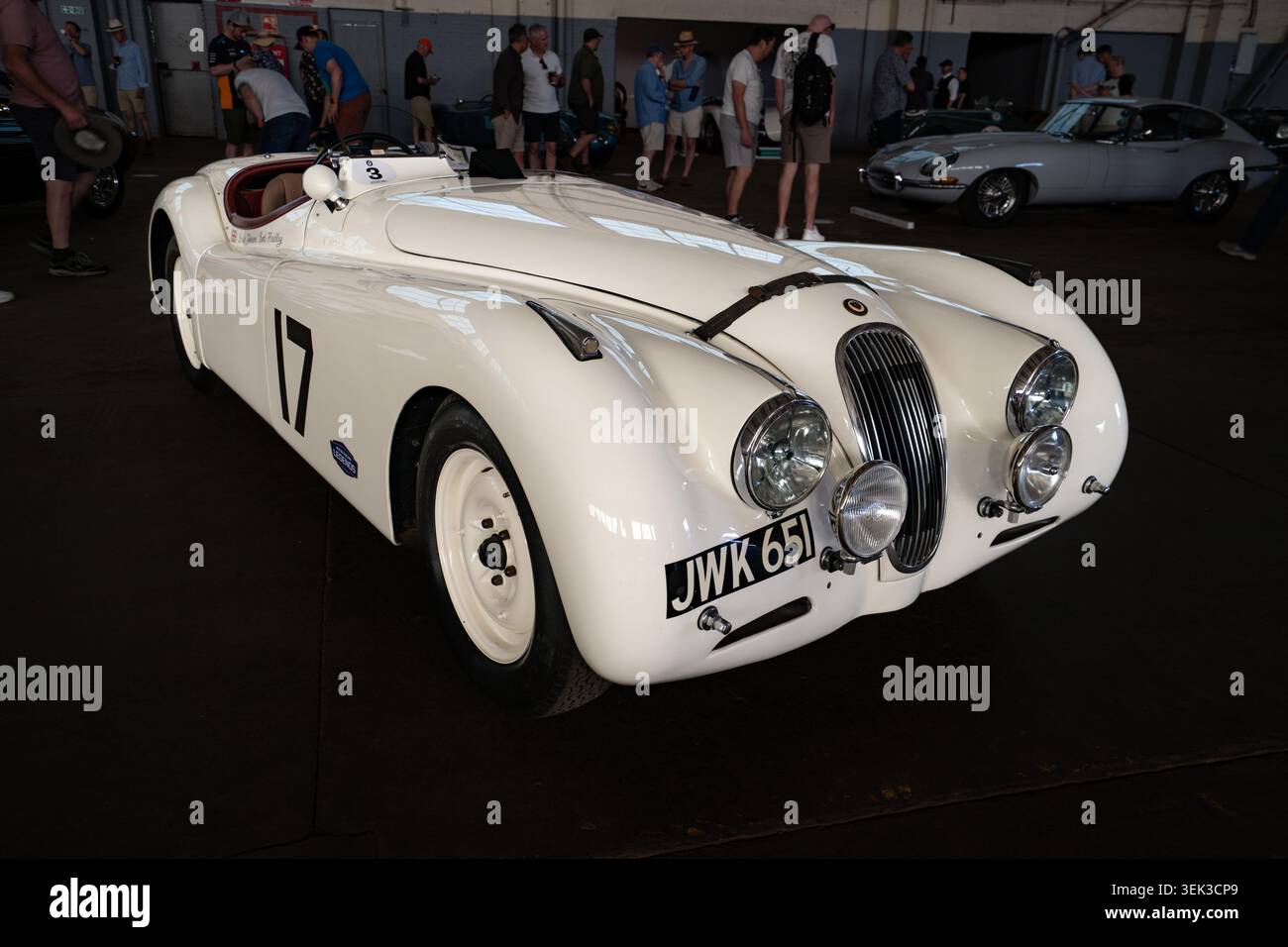 Leslie Johnson et Bert Hadley Jaguar XK120 numéro 17, immatriculée JWK 651, exposée au salon automobile de Bicester, 2026 Banque D'Images