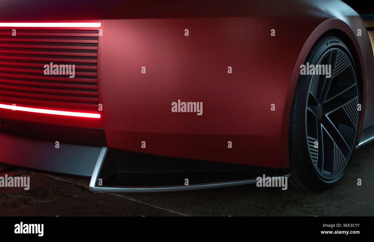Détail du concept-car Jaguar type 00 / type 01 EV montrant une carrosserie cramoisie, un éclairage LED rouge et une jante en alliage Pirelli P Zero Banque D'Images