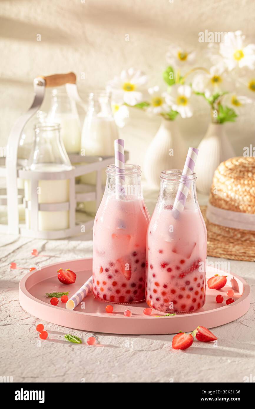 Thé moussant à la fraise froid et fait maison avec des baies et du lait. Thé moussant avec des baies fraîches. Banque D'Images