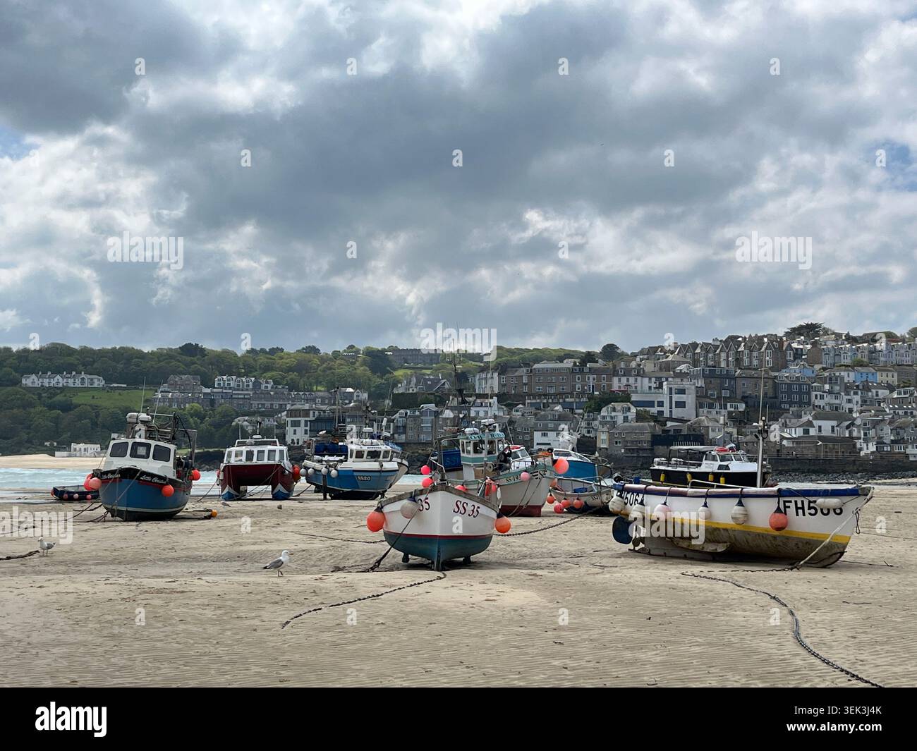 Bateaux de pêche sur la plage du port à St Ives, Cornouailles, Angleterre, Royaume-Uni. - Image de stock capturée avec un smartphone