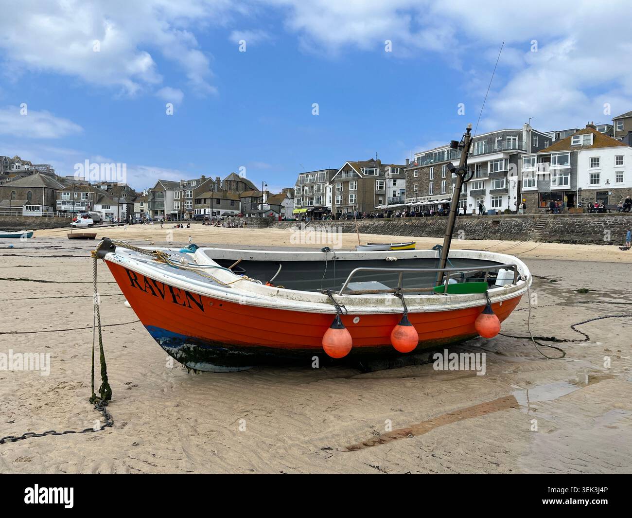 Bateau sur la plage du port à St Ives, Cornouailles, Angleterre, Royaume-Uni. - Image de stock capturée avec un smartphone