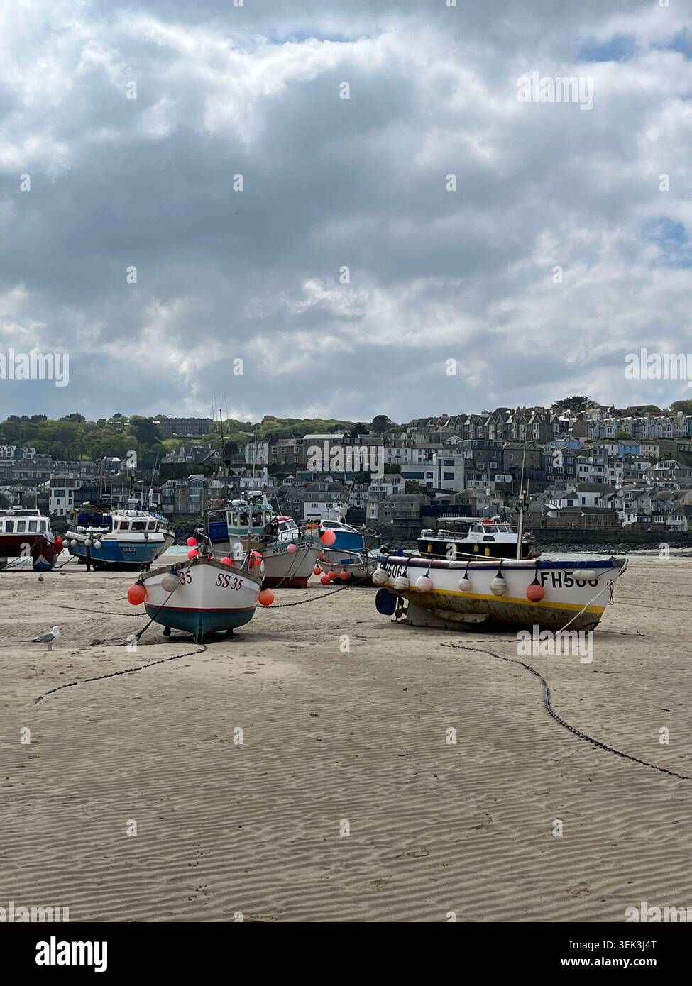 Bateaux sur la plage du port à St Ives, Cornouailles, Angleterre, Royaume-Uni. - Image de stock capturée avec un smartphone