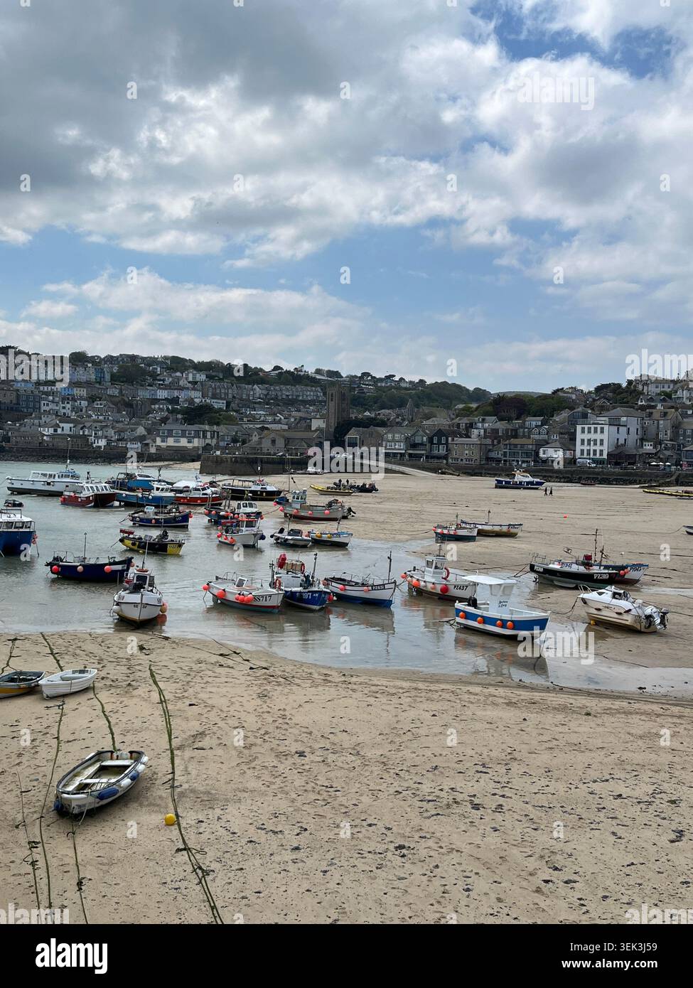 Bateaux de pêche sur la plage du port de St Ives, Cornwall, Angleterre, Royaume-Uni. - Image de stock capturée avec un smartphone