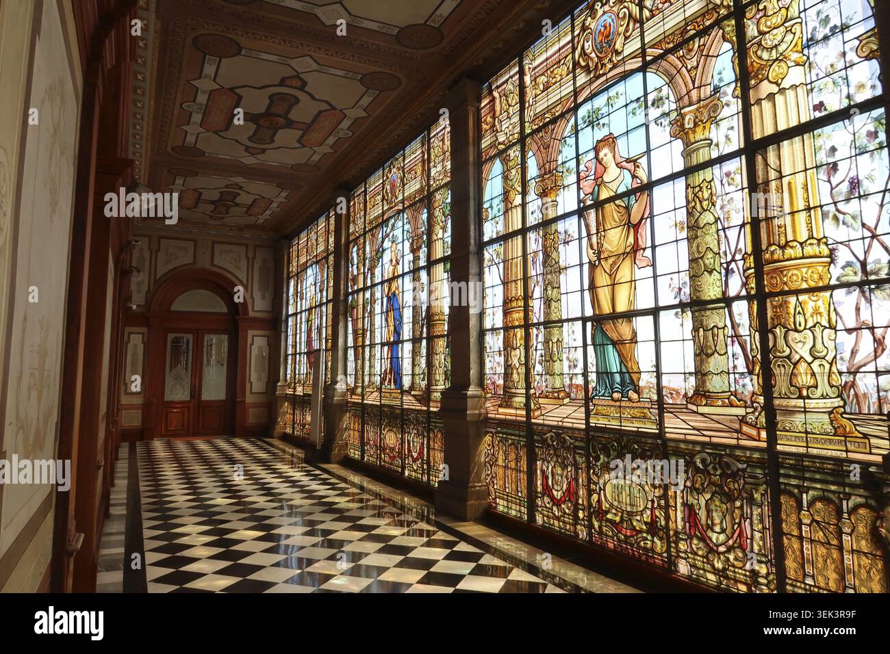 Ein ganzer Flur mit Buntglasfenstern in der Burg Chapultepec/Castillo de Chapultepec, Mexiko-Stadt Banque D'Images
