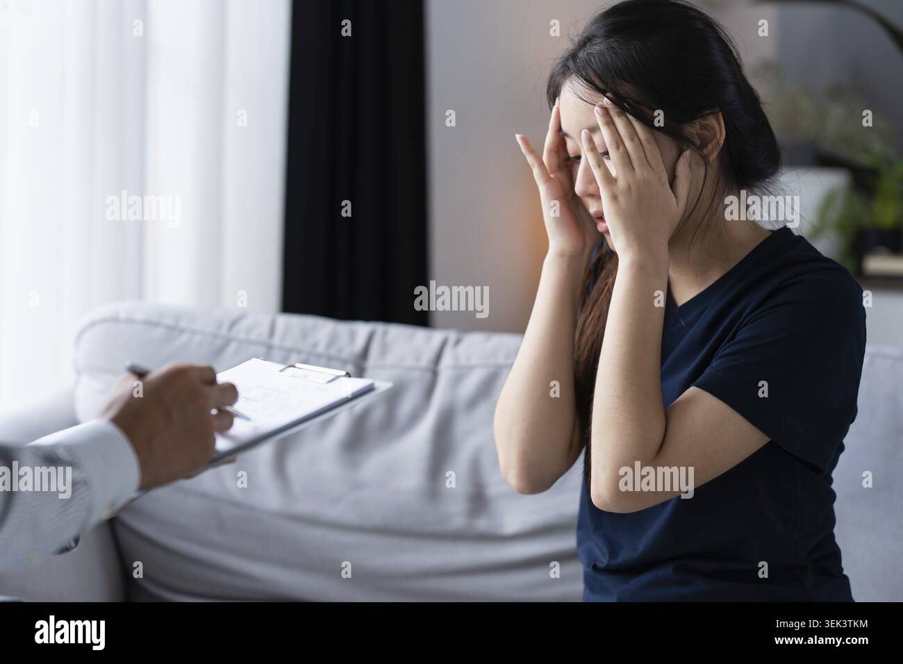 Femme triste assise sur le patient sofa discute des problèmes de santé mentale avec un psychologue. Femme asiatique déprimée, traitement de santé mentale Banque D'Images