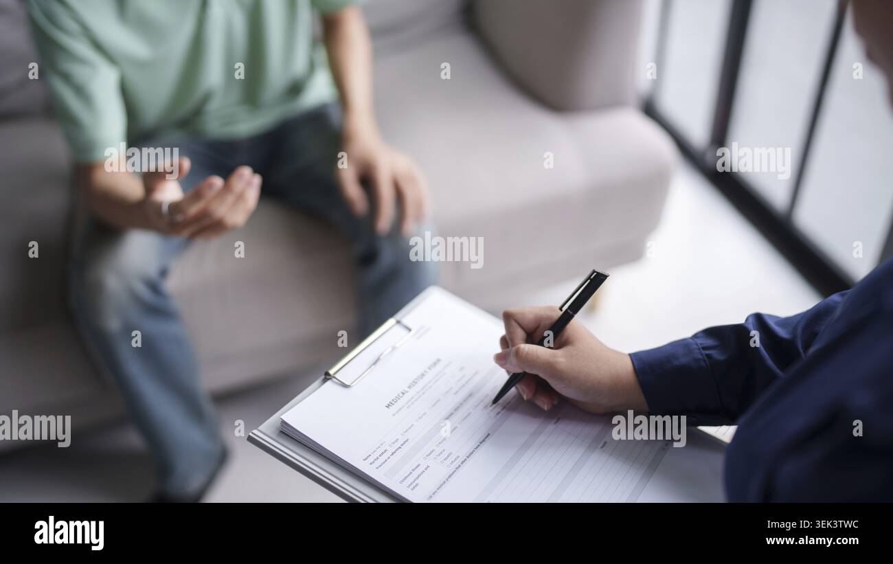 Psychothérapie professionnelle : pendant le rendez-vous : le patient discute de problèmes psychologiques avec un psychologue (santé mentale) Banque D'Images