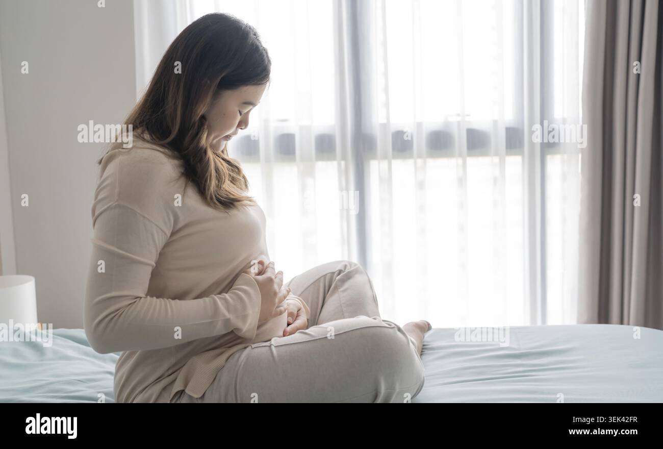 Femme enceinte préoccupée femme inquiète et anxieuse pendant la grossesse qui pense trop au problème de la grossesse, dépression de la grossesse, santé mentale c Banque D'Images