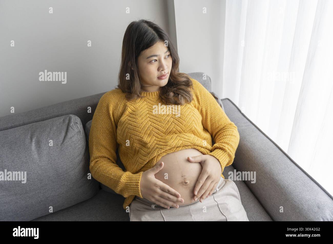 Femme enceinte préoccupée femme inquiète et anxieuse pendant la grossesse qui pense trop au problème de la grossesse, dépression de la grossesse, santé mentale c Banque D'Images