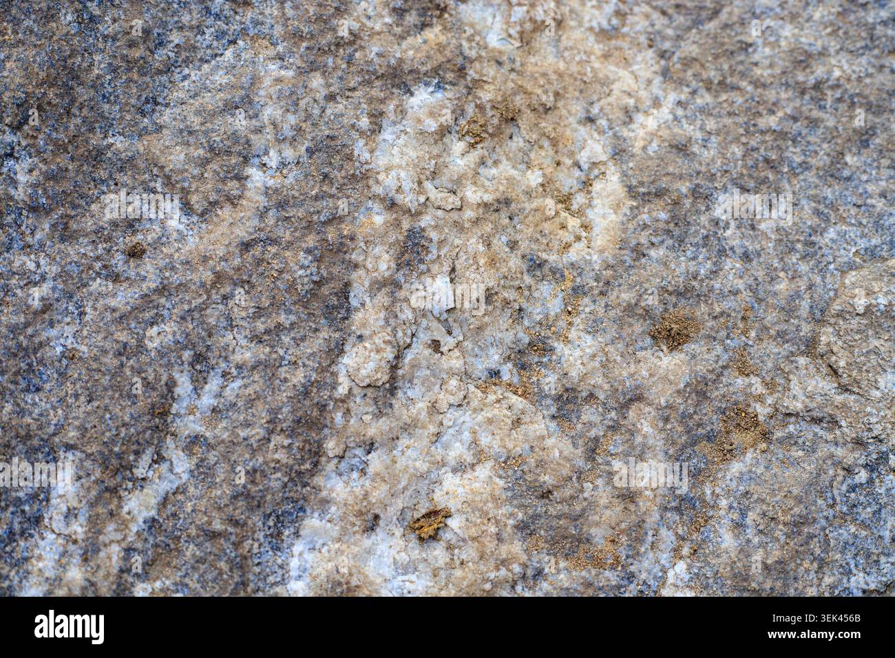 Texture de granit rugueux, roches ignées, fond de pierre. Structure cristalline détaillée de ce matériau durable utilisé pour les comptoirs de cuisine, les planchers, Banque D'Images