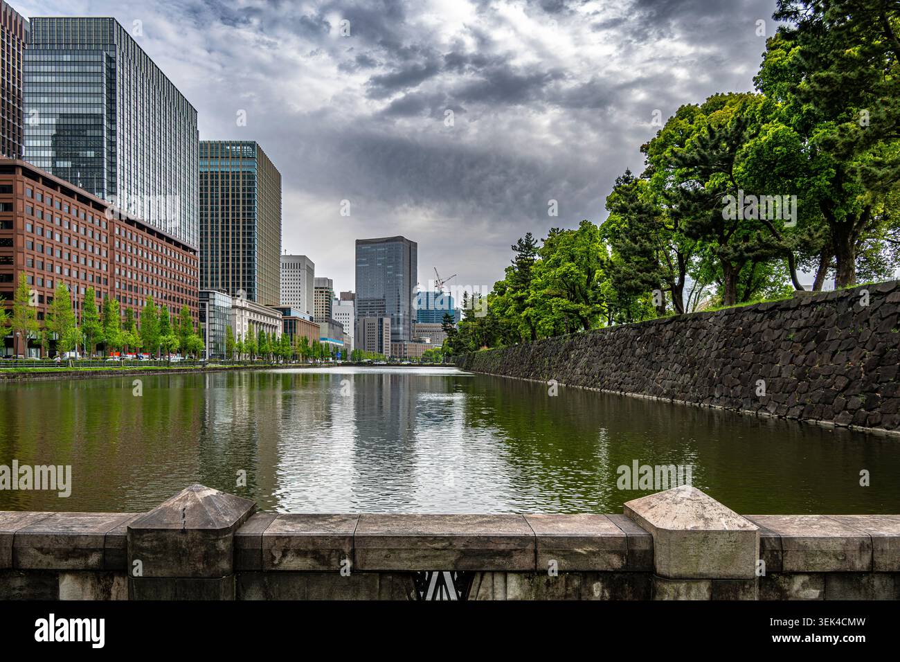 Vue sur les douves du palais impérial et les murs avec les bâtiments modernes de Chiyoda, Tokyo Banque D'Images
