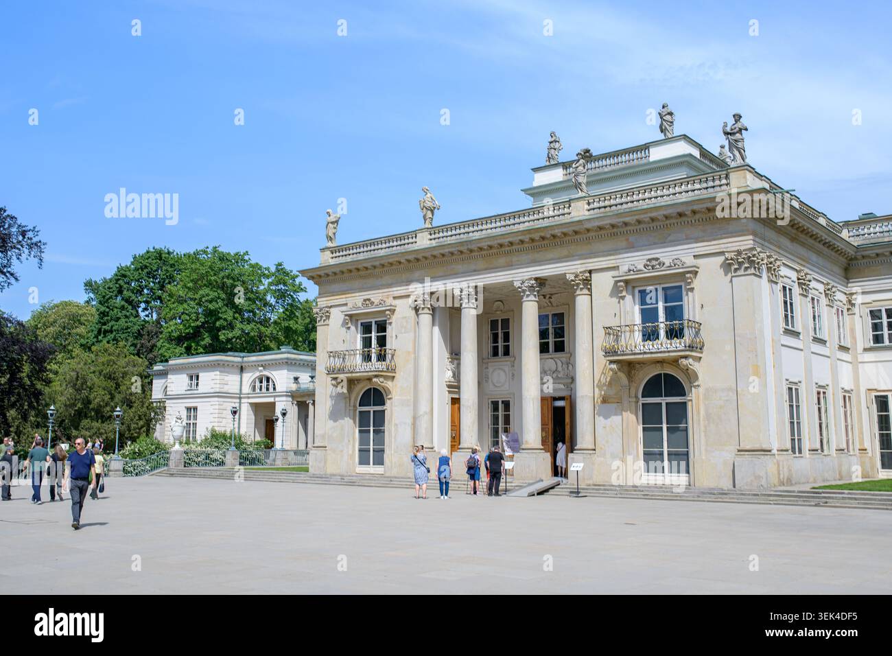 Vue de face du palais historique sur le bâtiment de l'île avec des touristes sur la terrasse principale, Parc Lazienki, Varsovie, Pologne. Banque D'Images