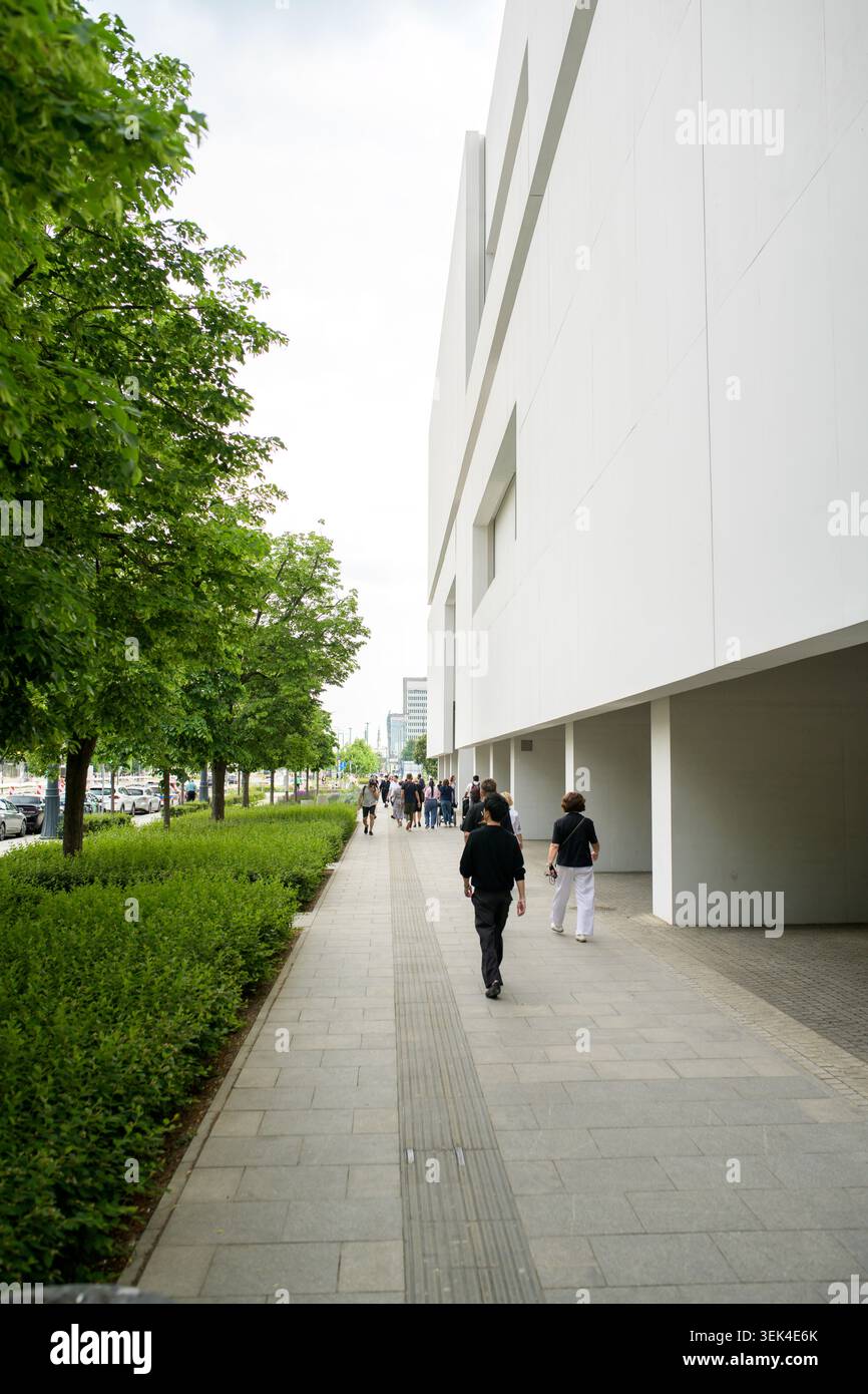Plan architectural en angle bas du Musée d'Art moderne de Varsovie. Design minimaliste audacieux mettant en valeur des lignes géométriques blanches éclatantes. Banque D'Images
