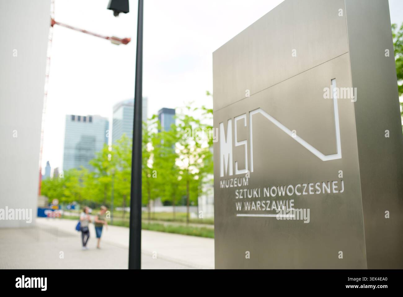 Varsovie, Pologne : 24 mai 2026 : panneau de signalisation du Musée d'Art moderne de Varsovie (MSN). Pylône d'information moderne en métal avec logo institutionnel contre un c flou Banque D'Images