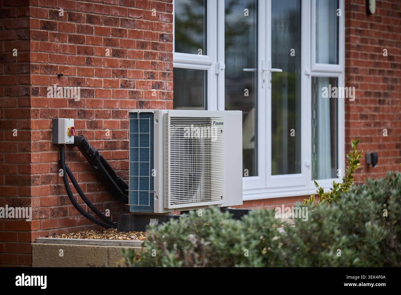 Pompe à chaleur à source terrestre, un système de chauffage renouvelable à faible émission de carbone hautement efficace dans un jardin de banlieue Banque D'Images