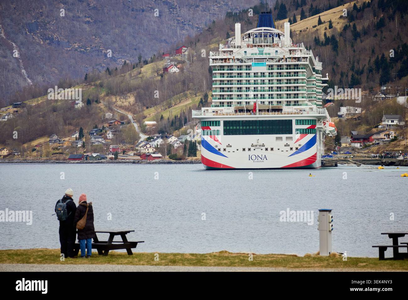 Ancien port de croisière du village dans la municipalité de Stryn dans le comté de Vestland, Norvège. Navire de croisière P&O IONA Banque D'Images