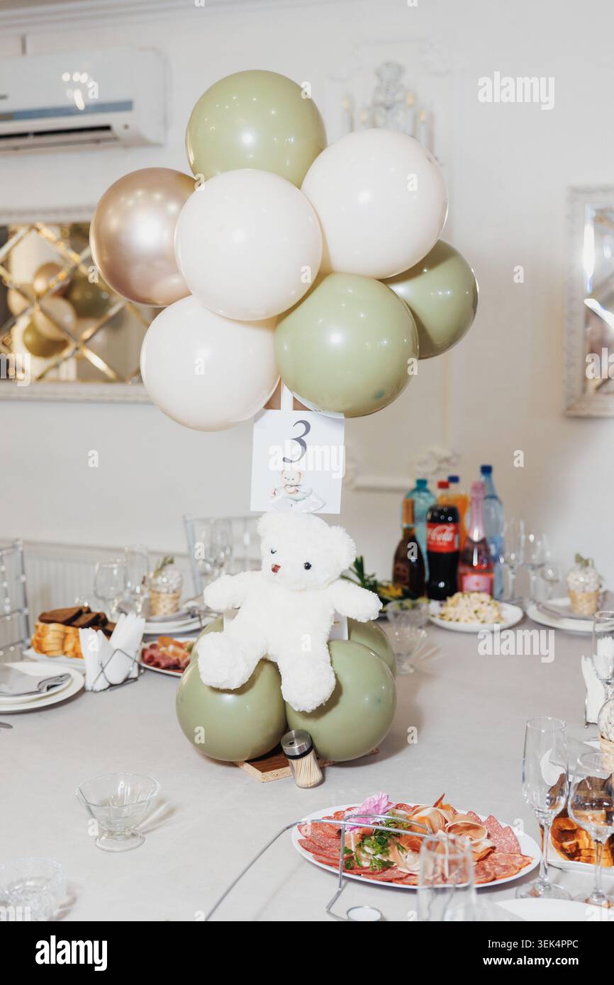 Des ballons souples flottent au-dessus d'une table festive Banque D'Images