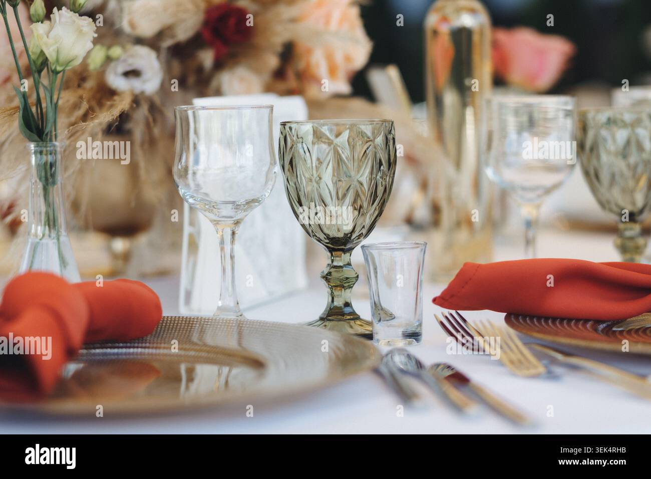 Set de table élégant pour un dîner romantique Banque D'Images