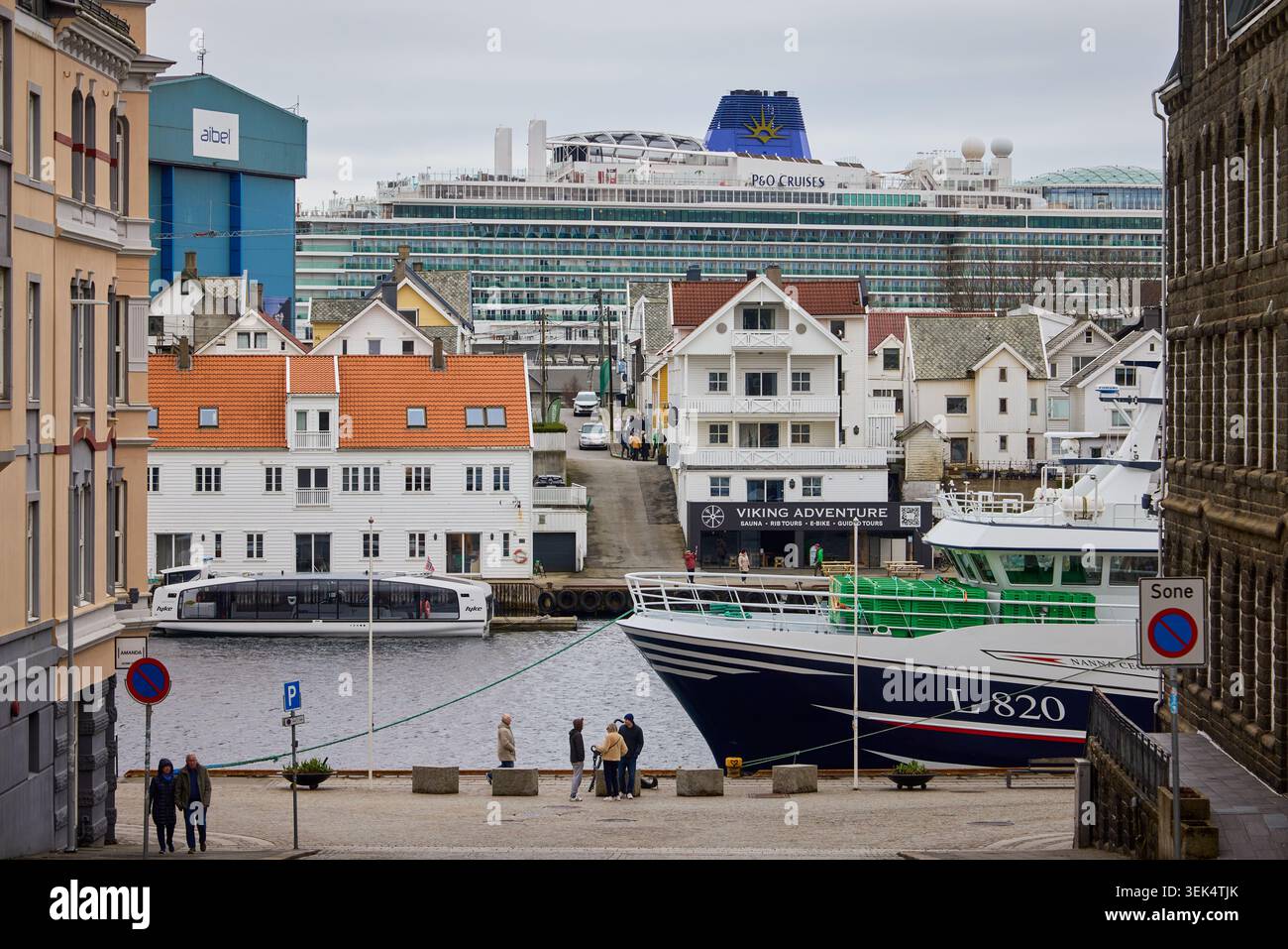 Haugesund Town Rogaland County, Norvège. Port de plaisance du centre-ville et port de cruse au-delà Banque D'Images