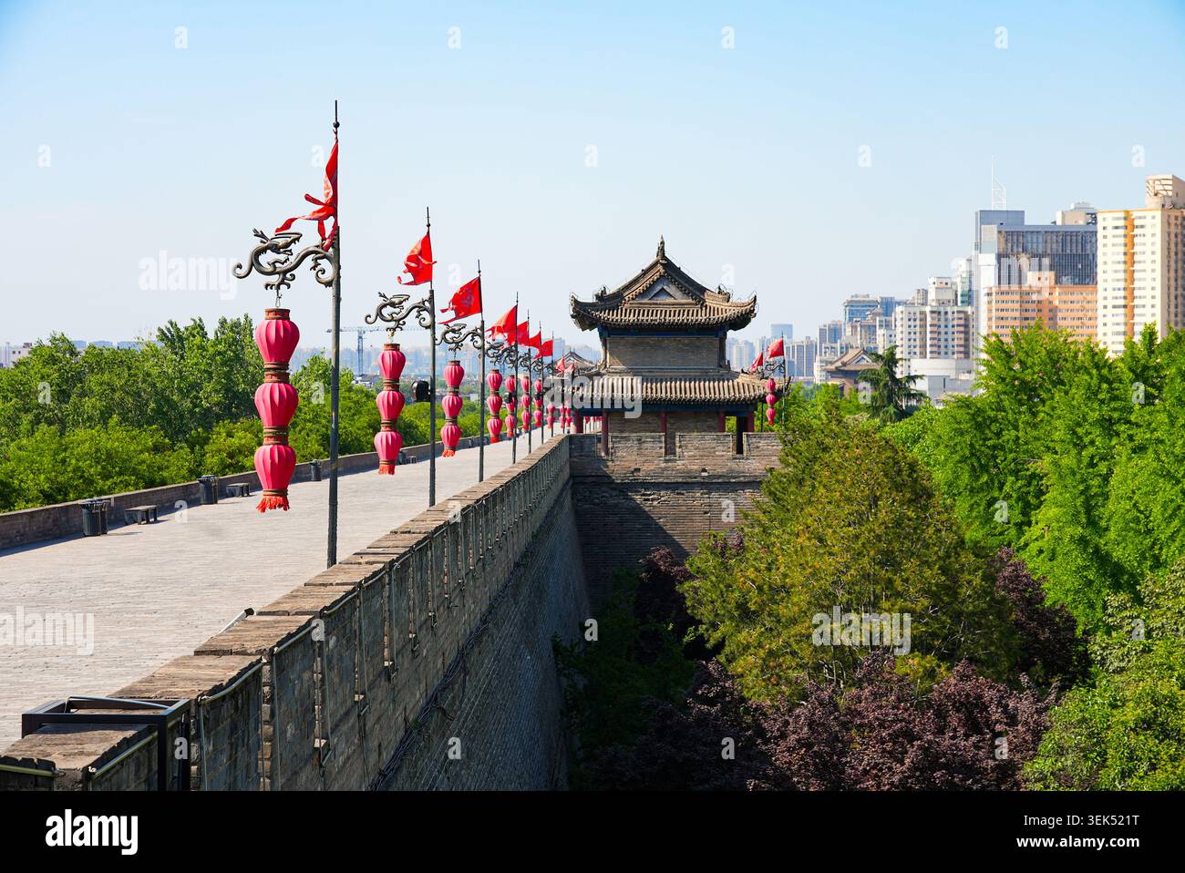 Vue en perspective de l'ancien mur de pierre massif et tour de guet orné de lanternes rouges à Xi'an, Shaanxi, Chine Banque D'Images