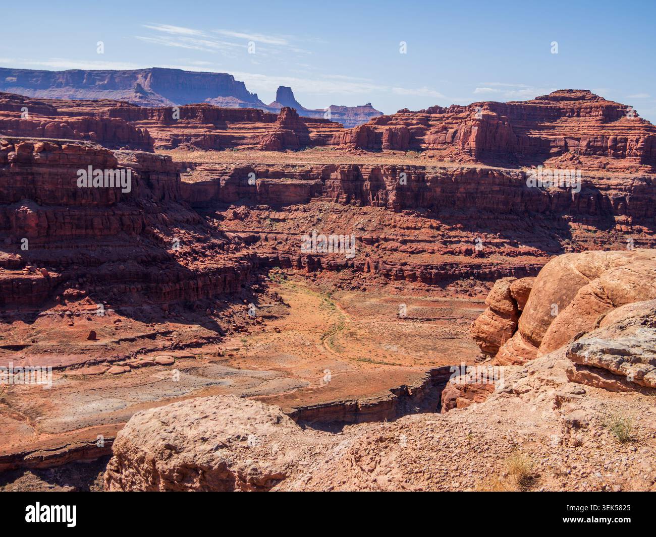 Moab, Utah 15 mai 2026 le fleuve Colorado traverse la zone désertique des Canyonlands de Moab Banque D'Images