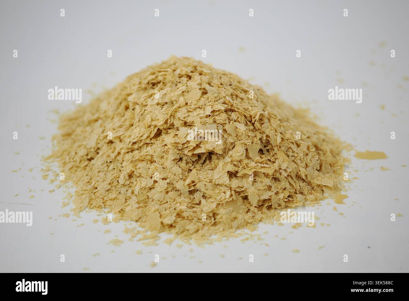 Flocons de levure nutritionnels dans un petit tas sur une surface Banque D'Images