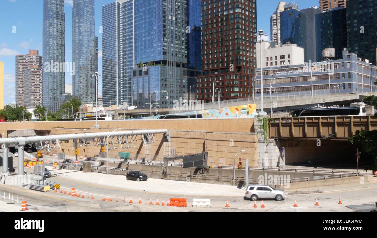 Trafic à Manhattan Midtown, Hells Kitchen New York City, États-Unis d'Amérique. Jonction de l'autoroute Lincoln tunnel près de la gare routière de l'Autorité portuaire. Transport routier à péage, voitures dans le quartier résidentiel Banque D'Images