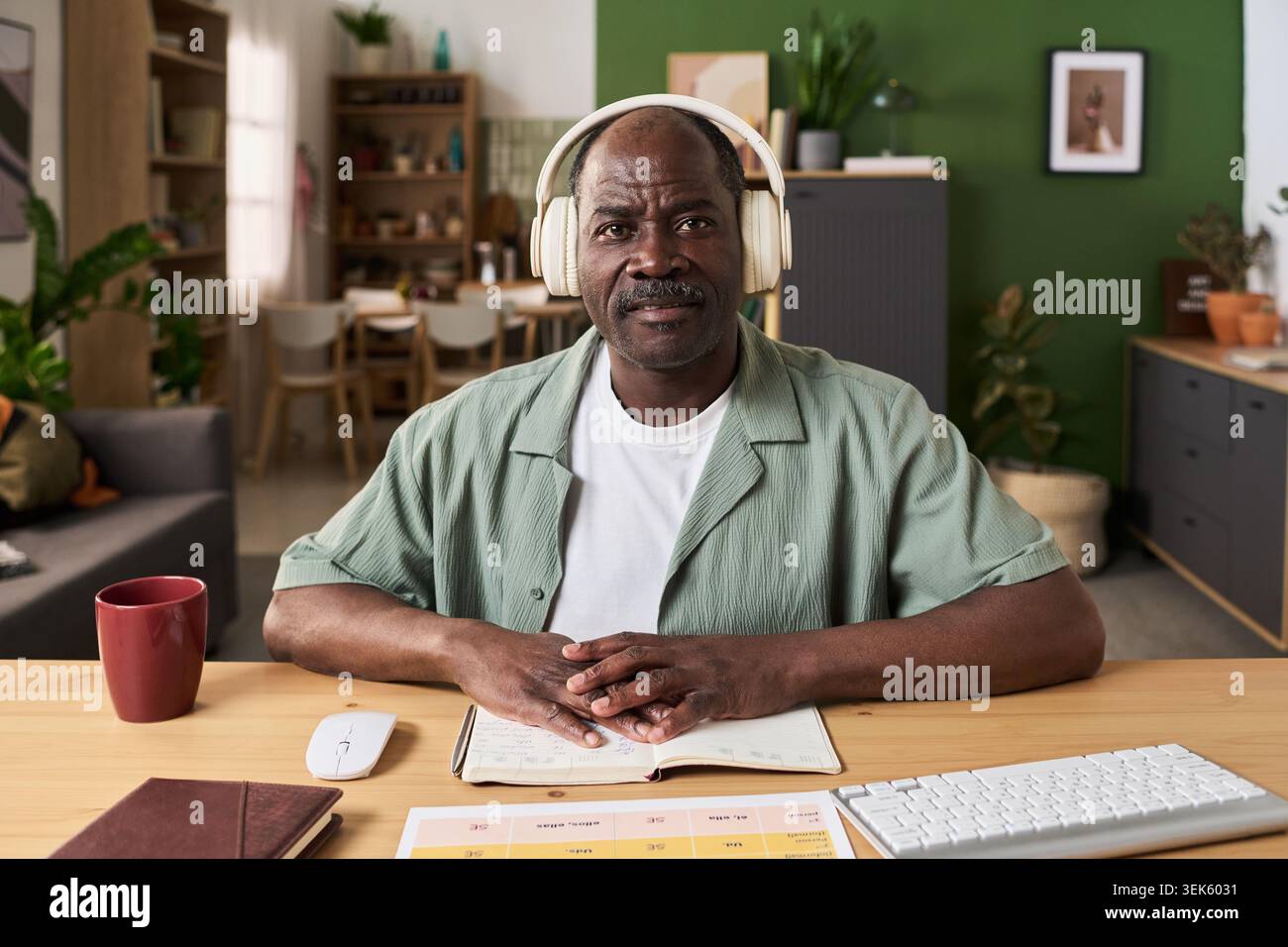 Portrait de Senior Black Man apprenant en ligne au bureau à domicile Banque D'Images